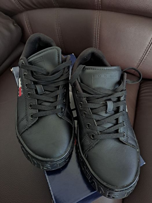 Vand Adidasi Tommy