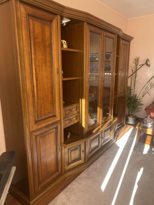 Висококачествена дървена витрина - библиотека