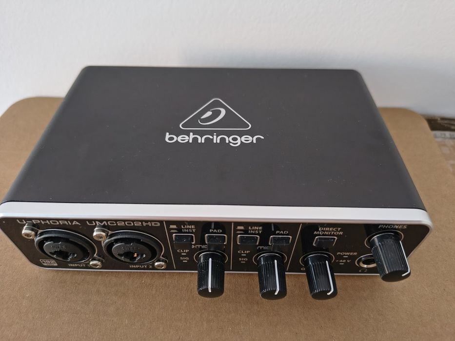 Interfață audio Behringer UMC202HD cu 2 intrări și 2 iesiri