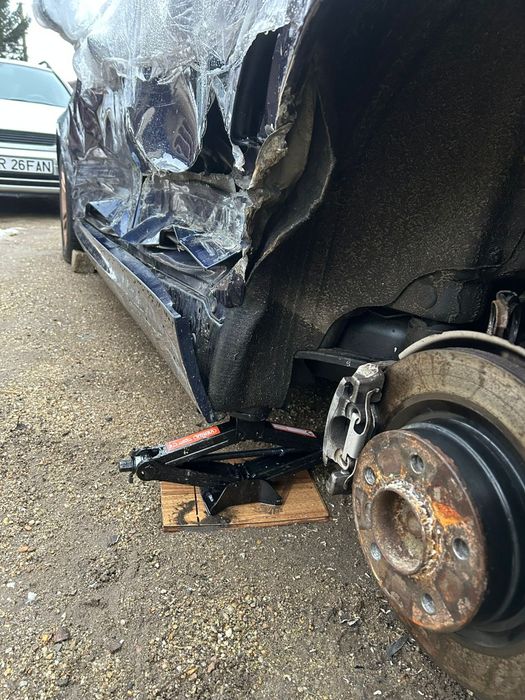 BMW e90 2011 e5 !!!AVARIAT !!!preț negociabil.