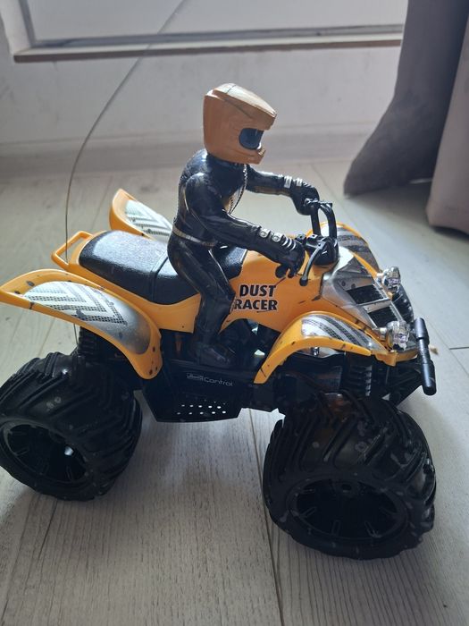 Quadbike - mașinuță cu telecomandă