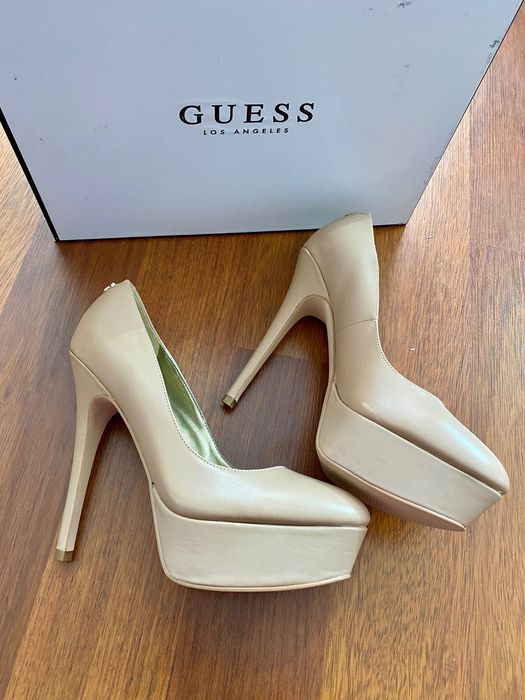 Guess токчета на платформа, бежов цвят