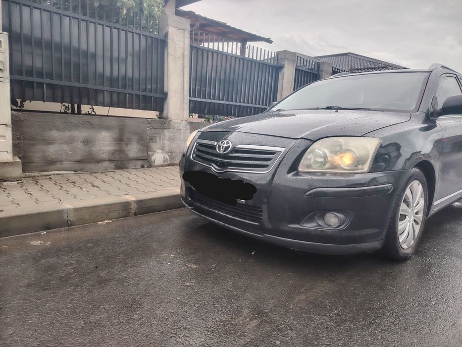 Vând Toyota Avensis avariat