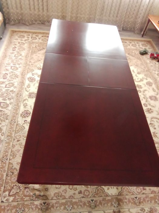 Стол в гостинной.