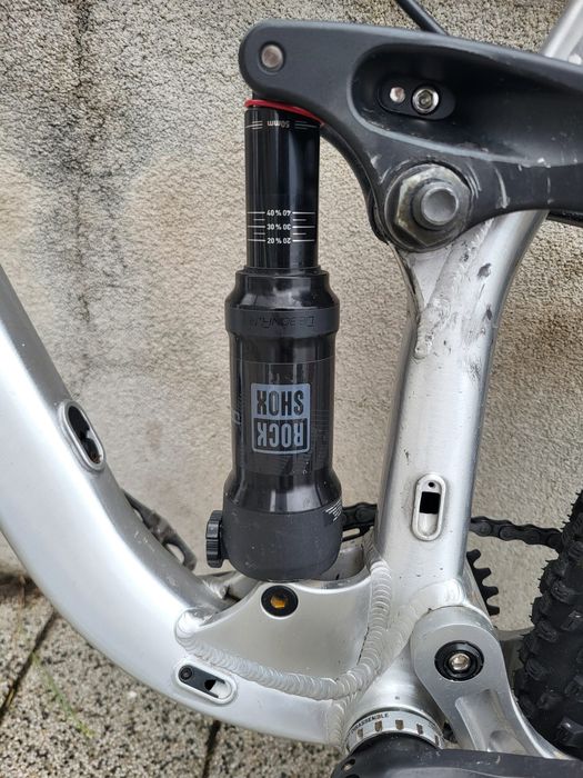 Titlu: Full Suspension 29” RockShox Air + Deluxe / Marime L / Trail MTB
Descriere:
Vând MTB full suspension mărimea L, potrivit pentru trail/enduro/li