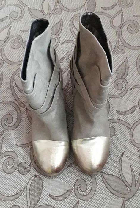 Дамски бежови боти