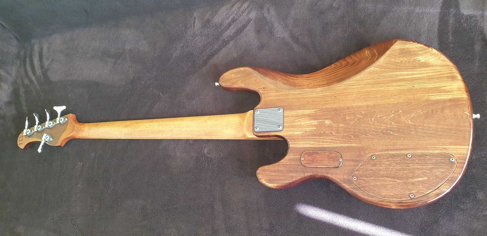 Бас китара Custom V