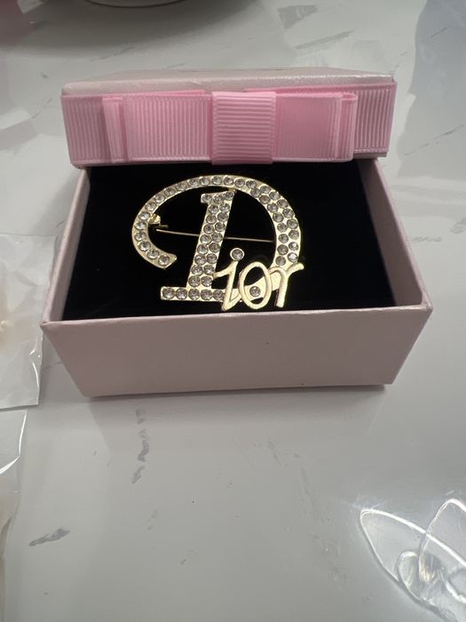 Broșă eleganta Dior