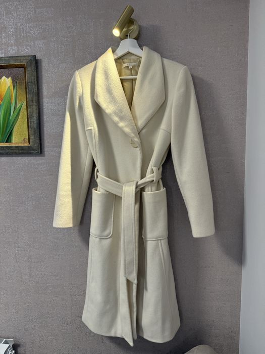 Бяло-кремаво палто.