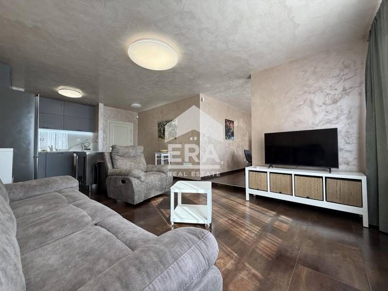 Обзаведен четиристаен апартамент с просторна тераса за продажба в кв.