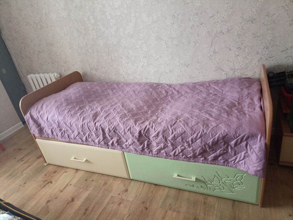 Детский шкаф и кроваткой