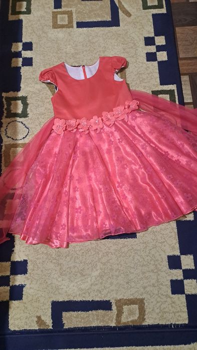 Продаётся платье нарядное