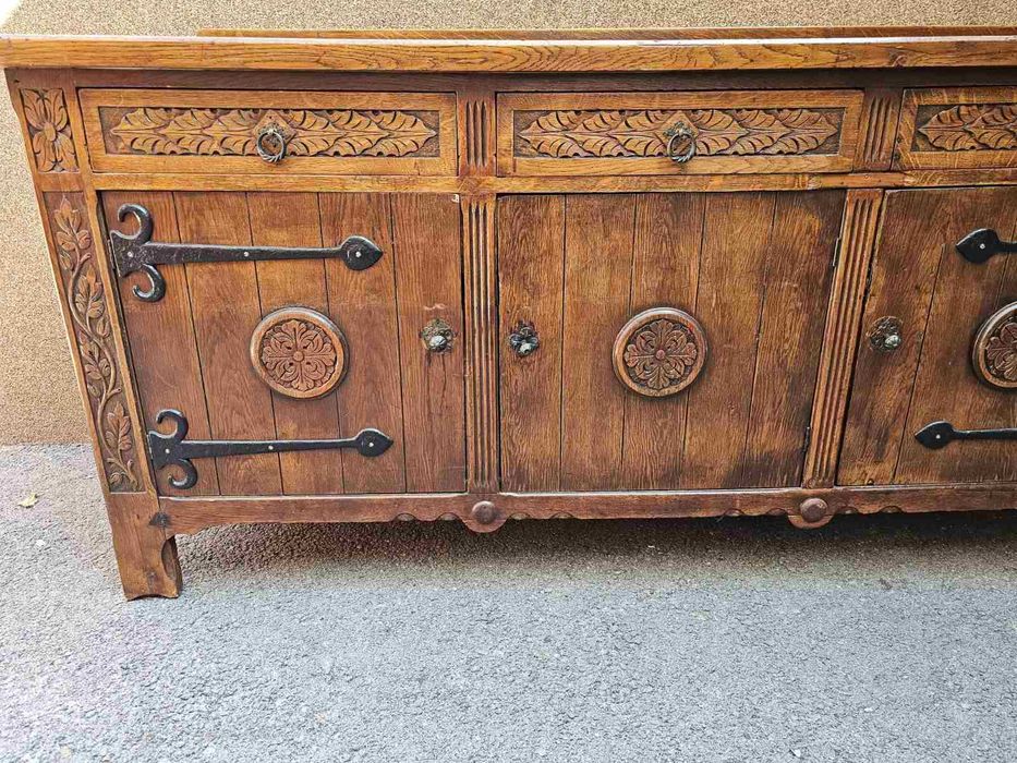 Контрабюфет с дърворезба и метален обков
