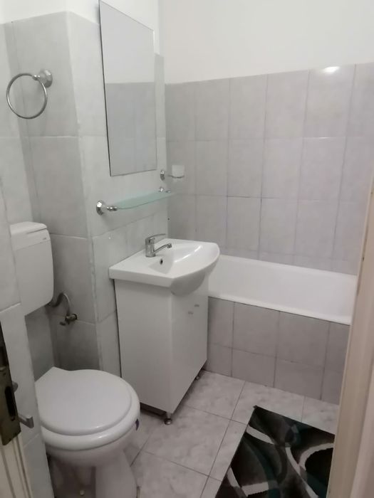 Închiriez garsoniera