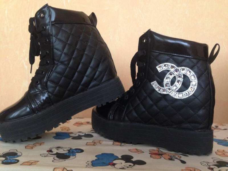 Продавам дамски боти на платформа