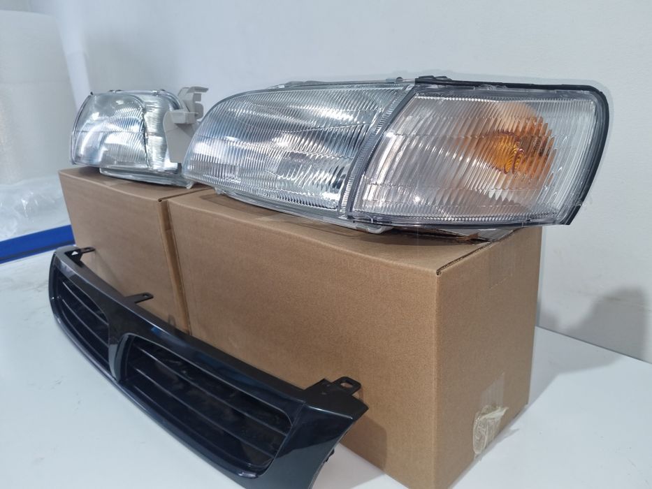 Тойота Карина Е фара