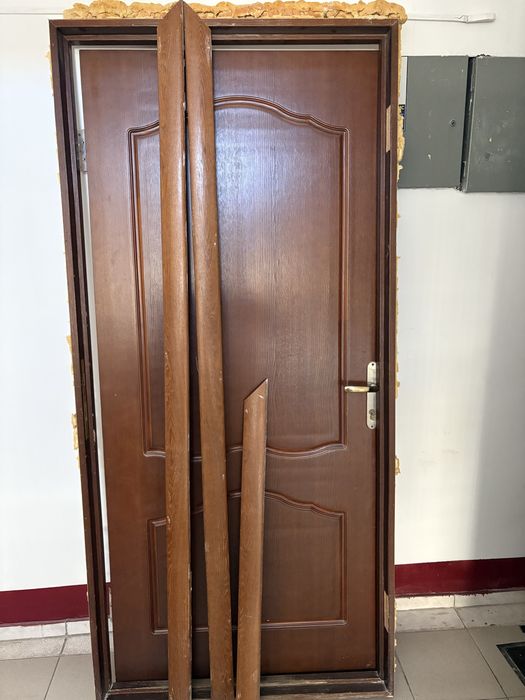 Дереванная дверь