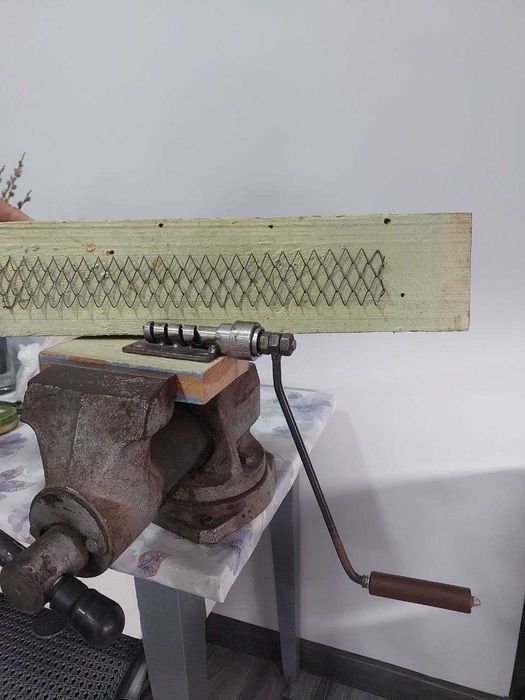 Устройство для изготовления сетки рабицы