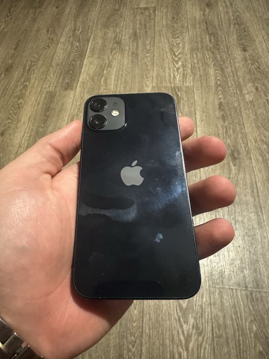IPhone 12 mini.