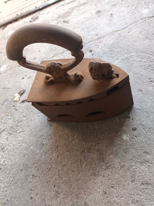 Продавам 100 годишна ютия, която е работила със жар!