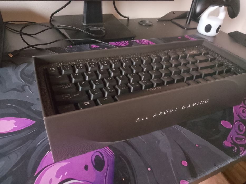 Titlu: Tastatură gaming mecanică AQIRYS Mira – stare foarte bună, preț