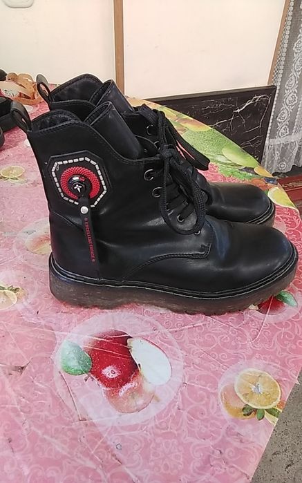 Крассовки  ботинки  унисекс.