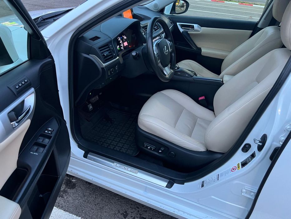 Lexus CT200h km Reali