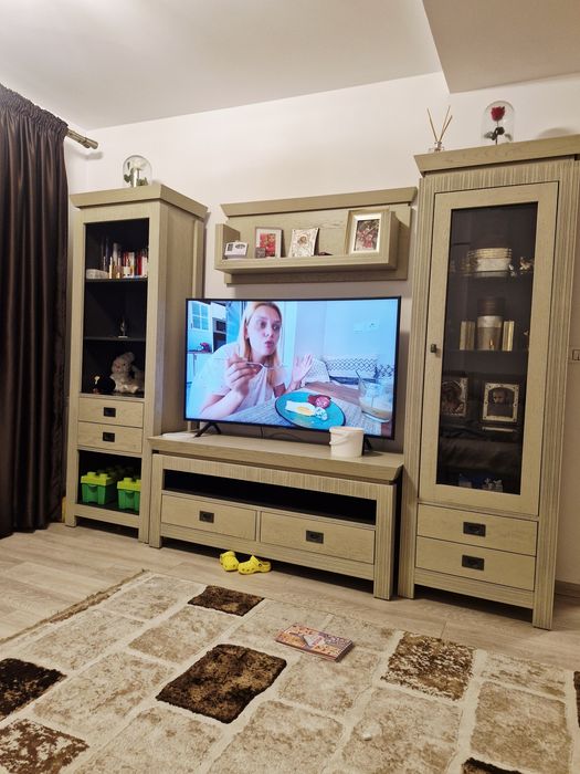 Biblioteca din lem masiv,stare impecabila,este aproape noua.