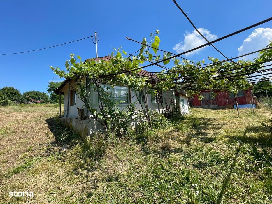 Casă bătrânească cu teren de 3.200 mp în Hertioana de Jos, jud.Bacău