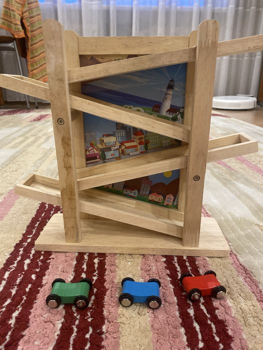 Деревянная горка для машинок