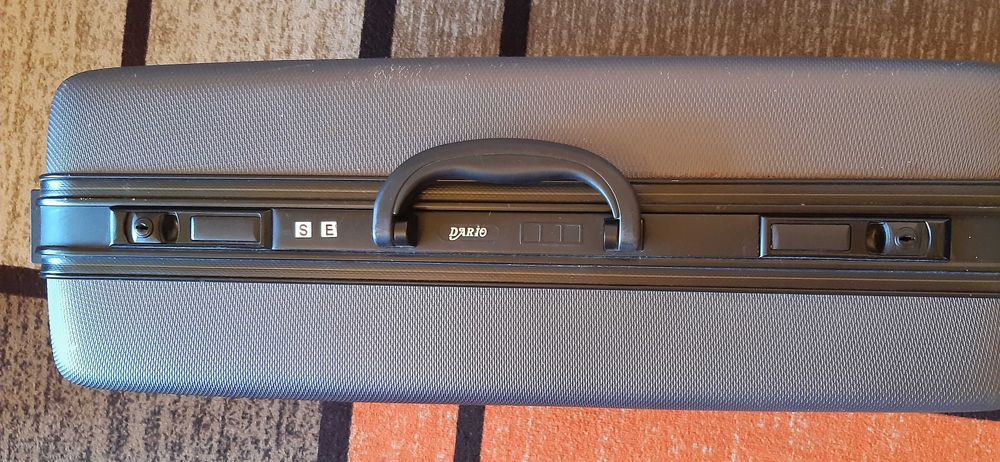 Продавам голями твърди куфари за пътуване