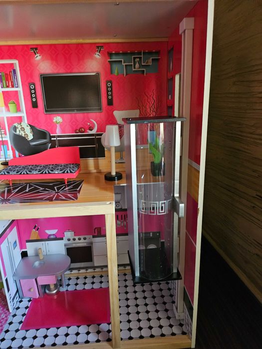 Дървена къща за кукли с обзавеждане и асансьор