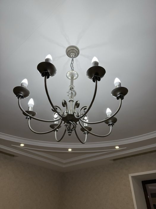 Продам 8-рожковую люстру