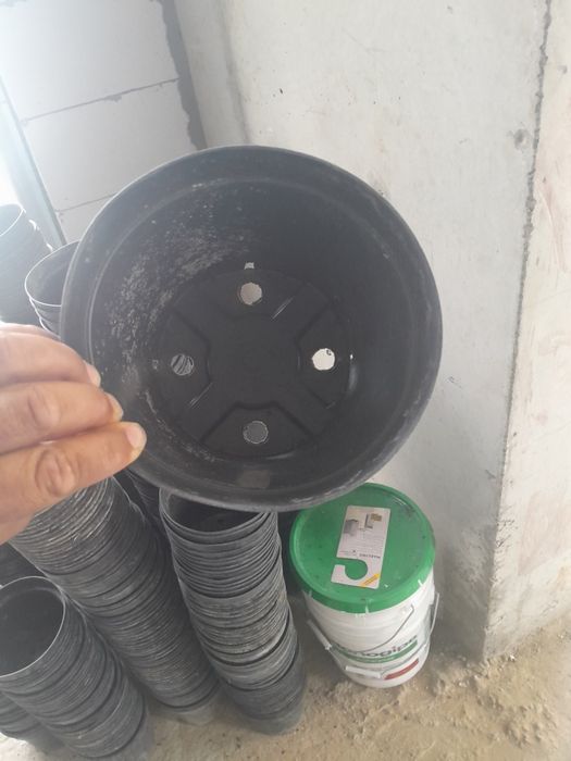 Продает горшки для цветов