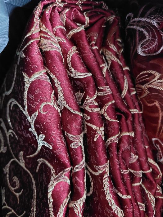 Продаётся  тюль и портреты.