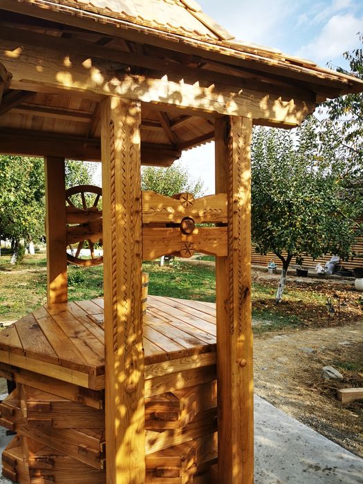 Fântâni ornamentale din lemn