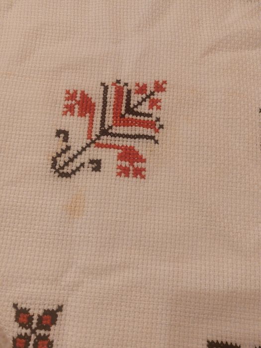 Față de masă artizanală -  brodată manual