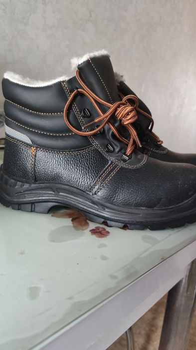 Продам спец ботинки