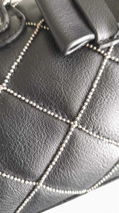 Малка черна чанта