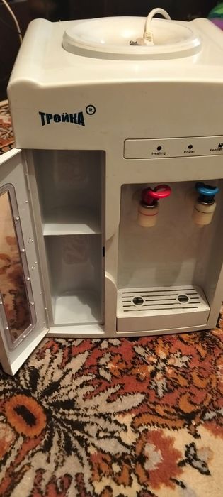 Диспансер для бутыля с водой.