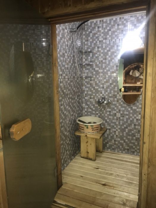 Баня на дровах классная жаркая . У нас чисто и уютно . Семейная