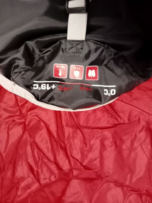 Vând saci de dormit, noi.