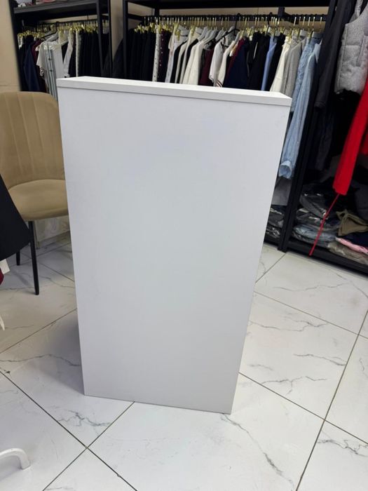 Стол, рецепшин для магазина