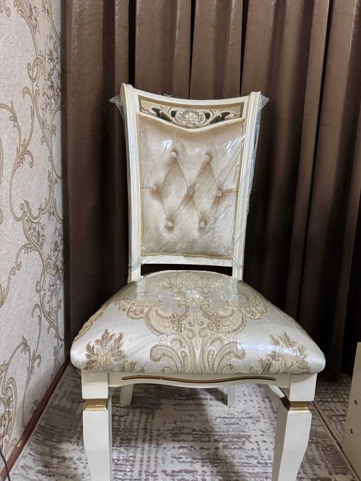 Stol-stullar sotiladi, bonusiga dumaloq stol beriladi.