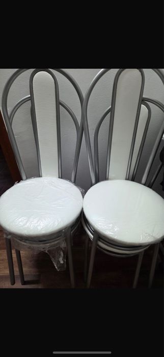ПРОДАМ 4 новых стула