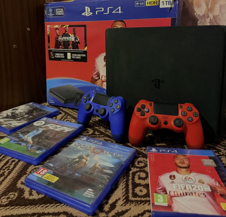 PS4 1TB + 2 оригинални джойстика + 4 игри – готов за игра веднага!