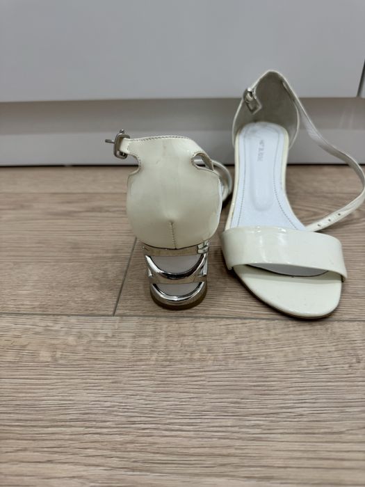 Сандали белые