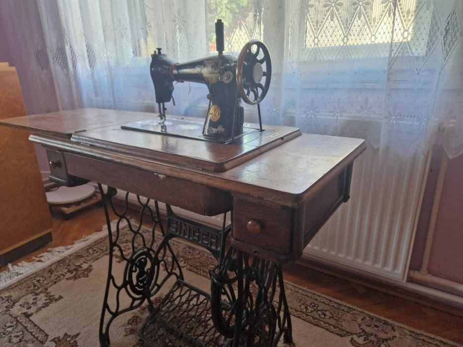 Mașină de cusut vintage Singer cu masă din lemn – anul 1929
