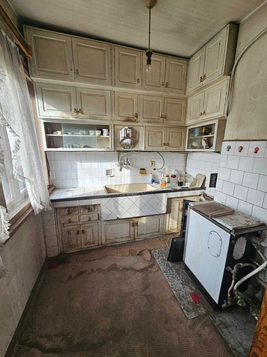 3-етажна къща с двор и гараж в идеален център на Велинград