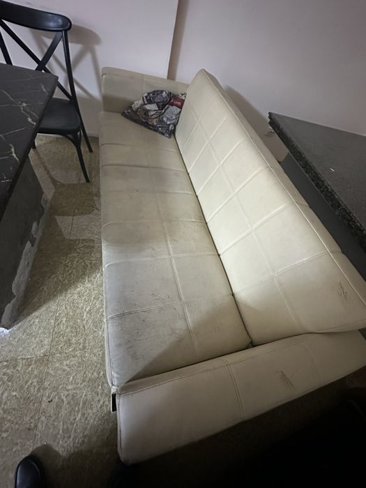 Кожанный диван бежевый